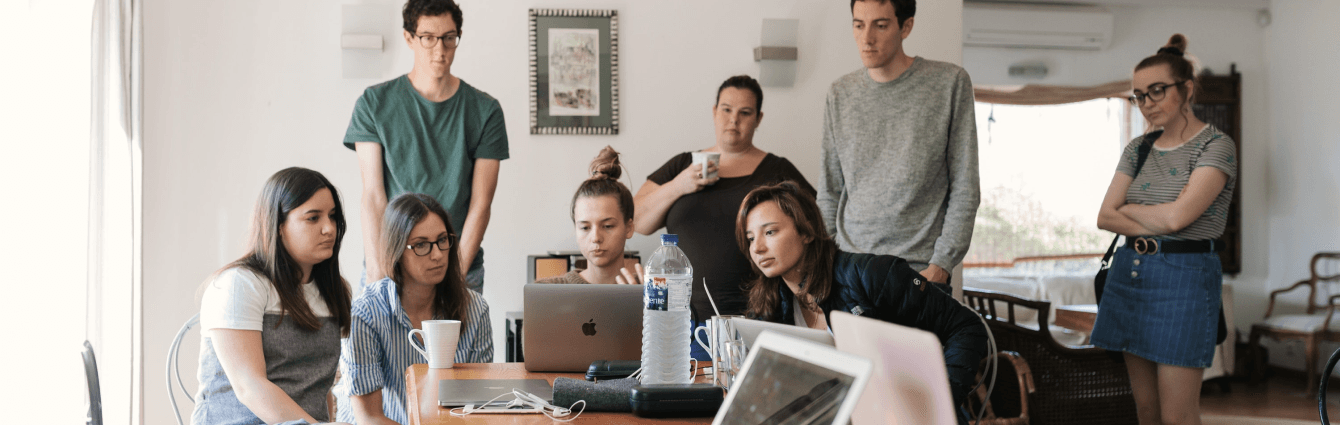 Pessoas na sala conversando